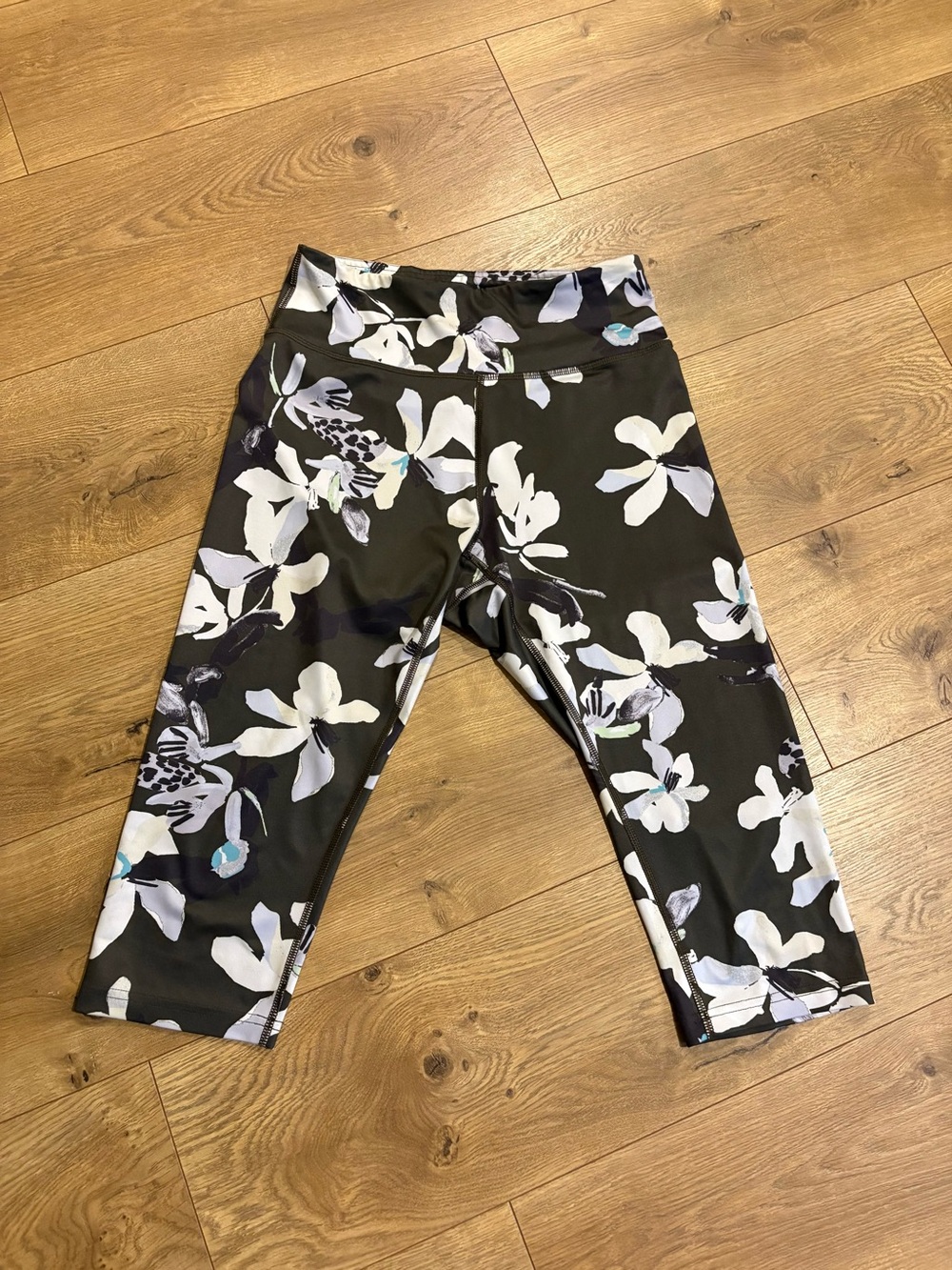 Tek Gear Women's Leggings - M - Black/White Floral Capri High Rise Elastic